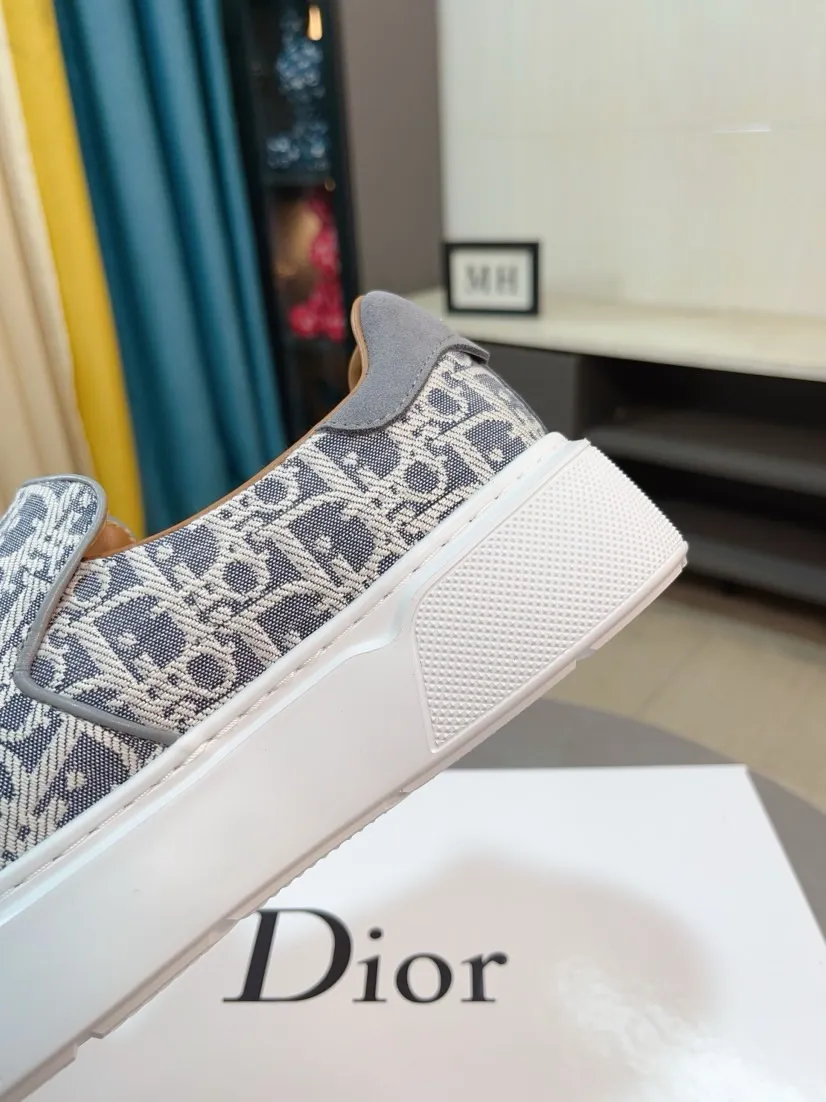 Men's men's shoes 💰380🌸🌸[Dior] 25ss new product B01 moral training shoes. The toe dimension design of the couple's style is a bit wider. The upper foot comfort is perfect. The threads are beautiful. Perfectly adaptable to trousers. Decorated with various classic details. It is an ideal choice for daily styling. Can be matched with various casual items to create exquisite looks. Fabric: top layer cowhide/lining sheepskin TPU original outsole Code number: 38-44, 45 customized
